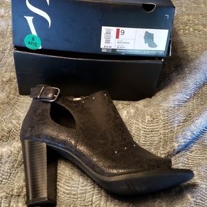Simply Vera black open toe booties